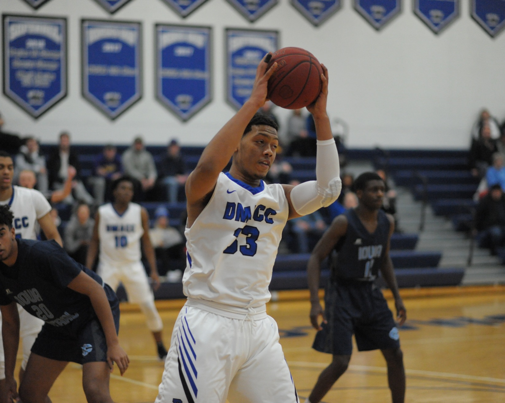 DMACC Men's Basketball Team Falls to Ellsworth CC, 79-75