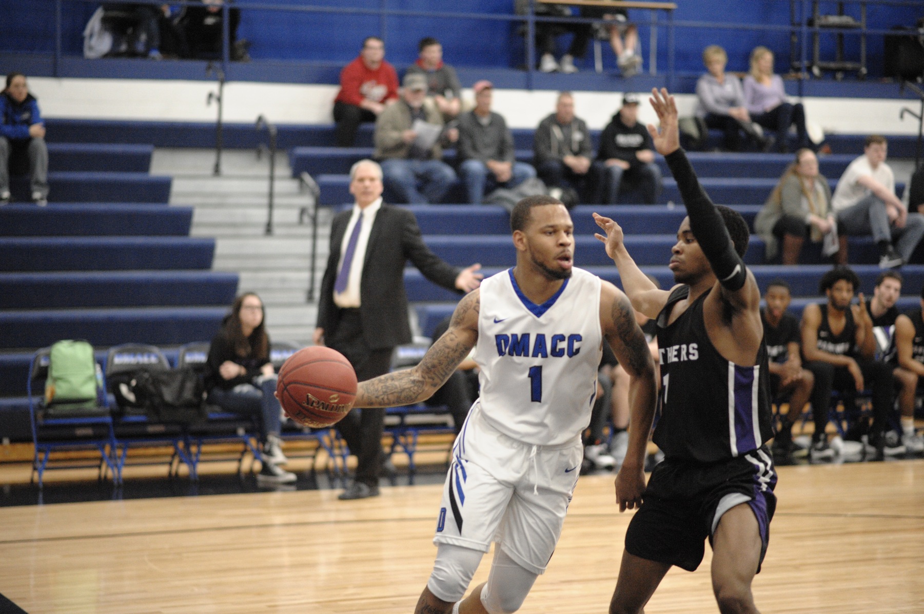Deshawn Davidson looks for open player