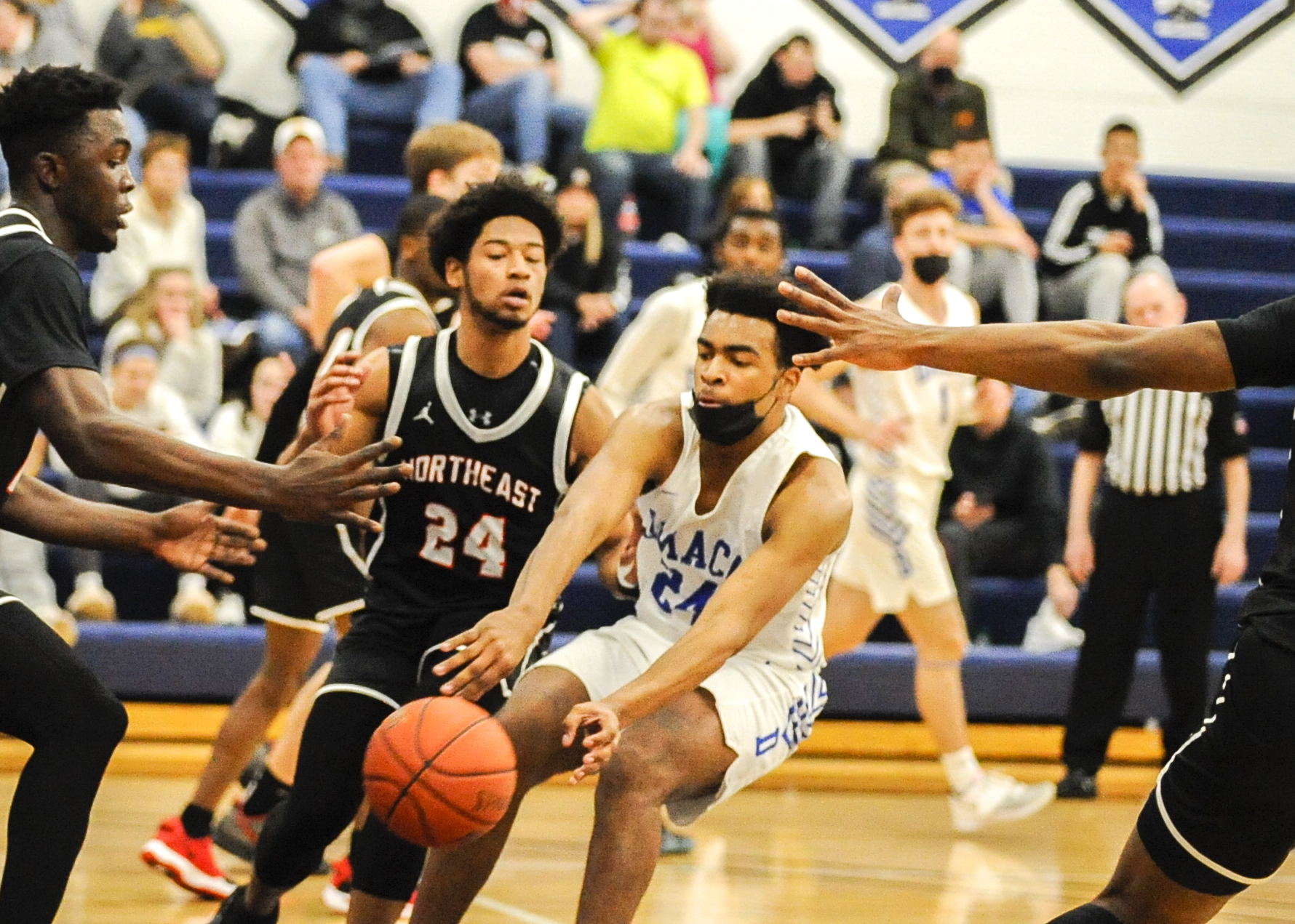 DMACC men's basketball team outlasts Iowa Western CC, 71-70