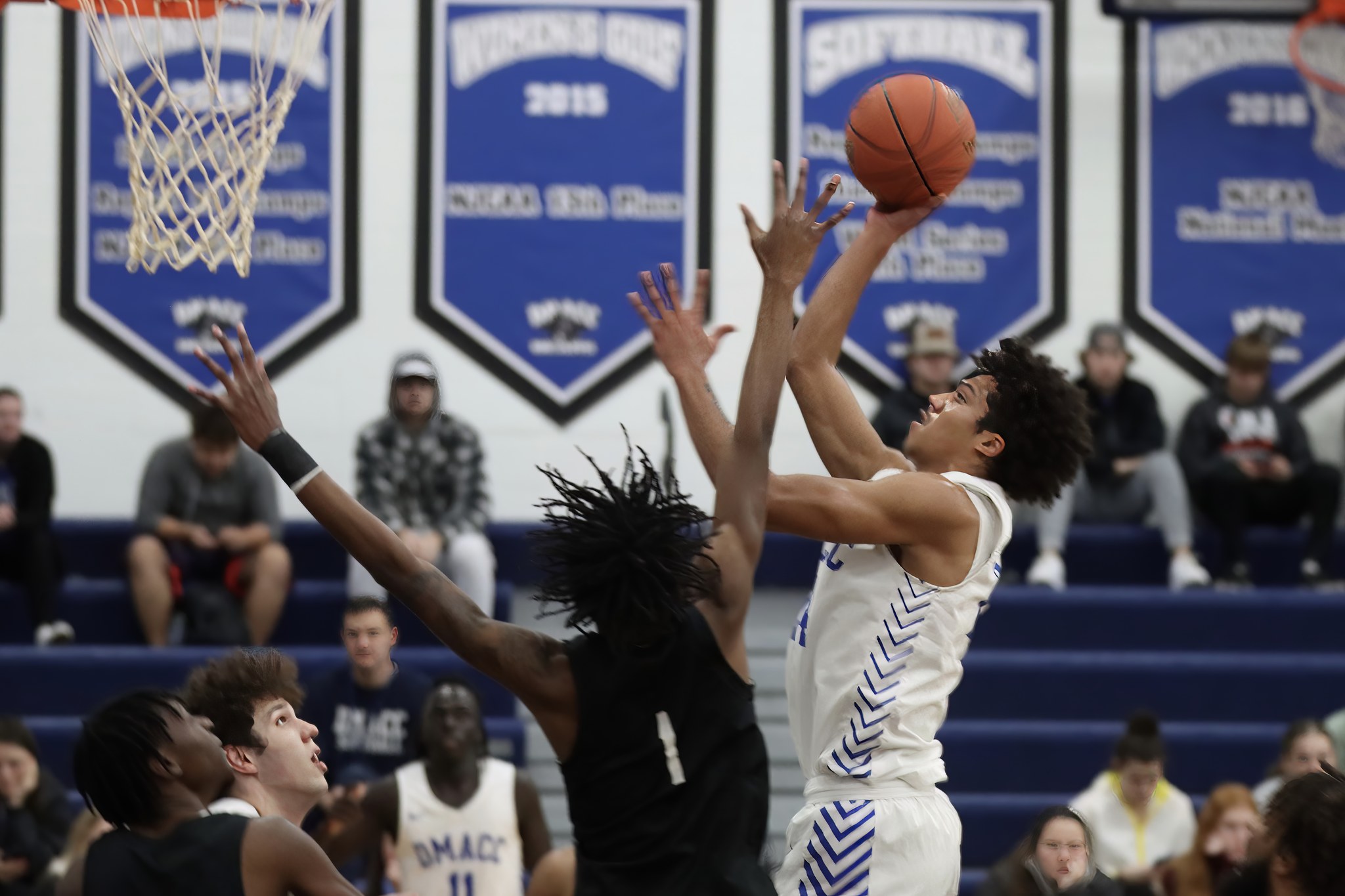 Thomas, Desmond lead DMACC men's basketball team past Iowa Lakes CC, 74-72