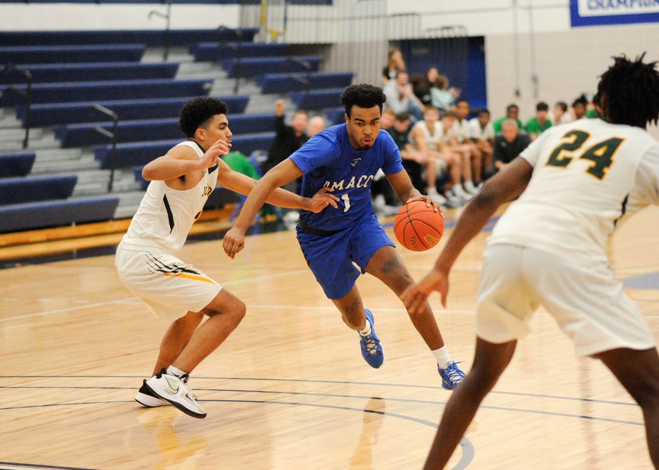 DMACC men's basketball team splits two games in DMACC Invitational