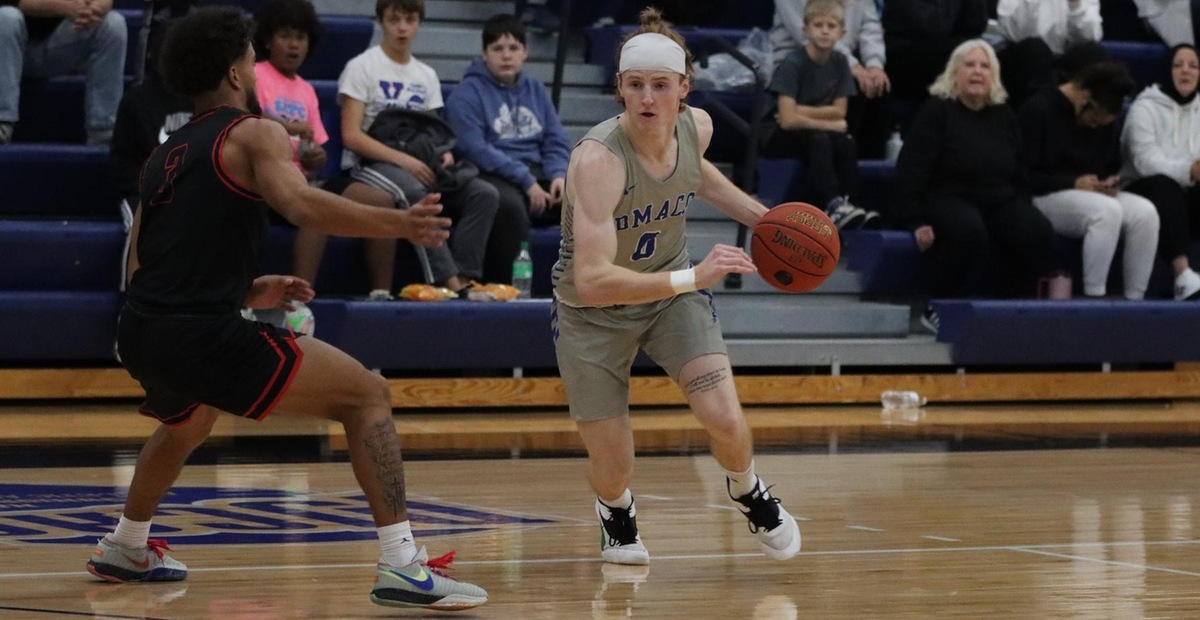 DMACC men's basketball team splits two games in DMACC Classic