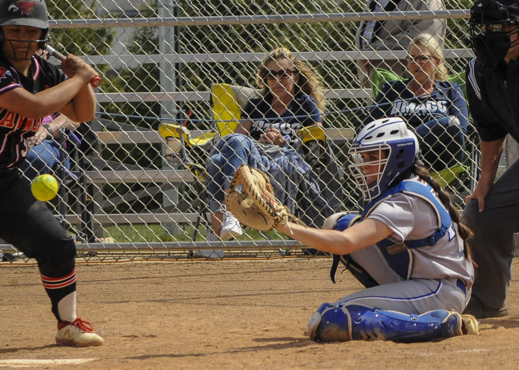 DMACC softball team splits two games in national tournament