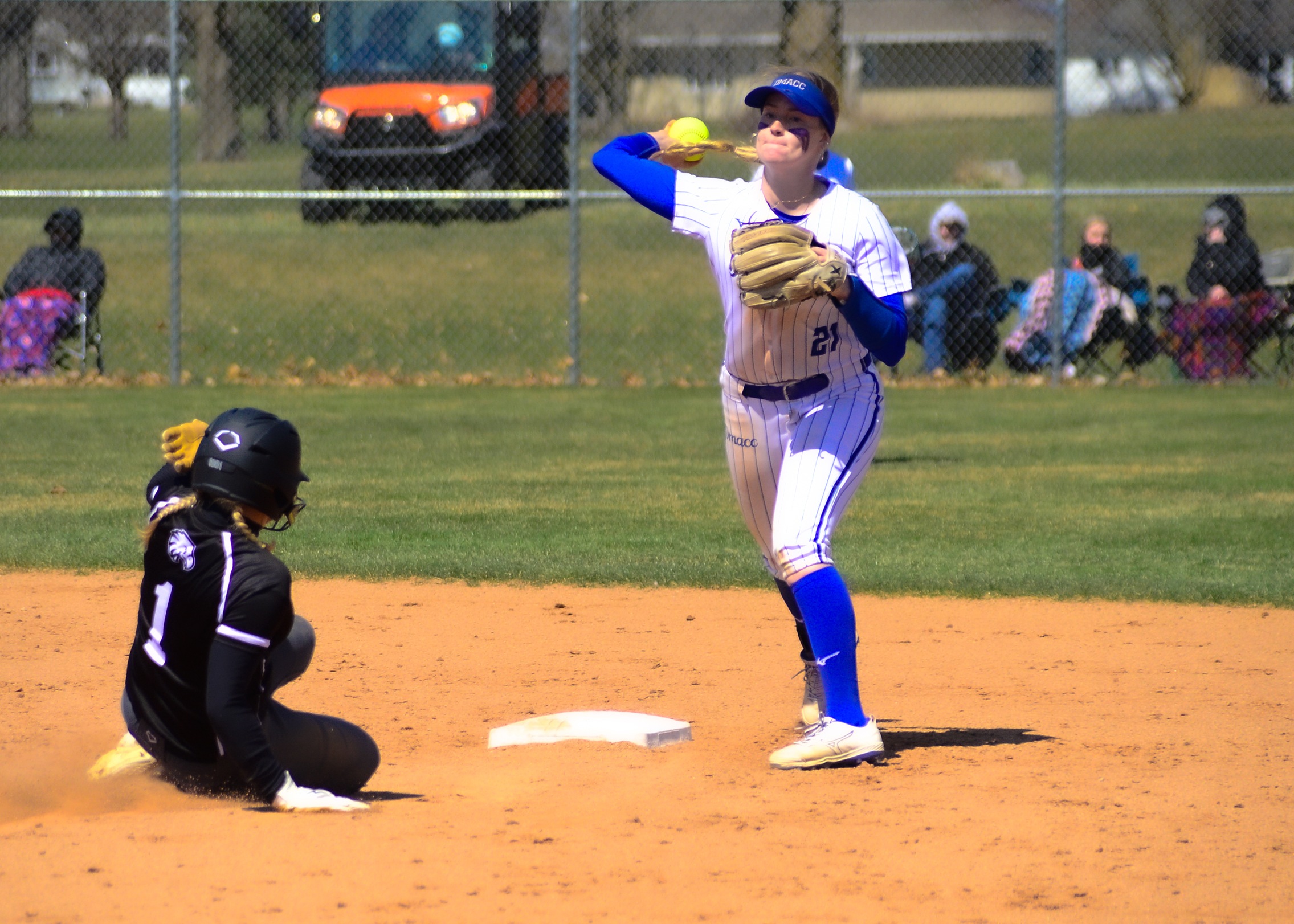 DMACC softball team sweeps doubleheader from Ellsworth