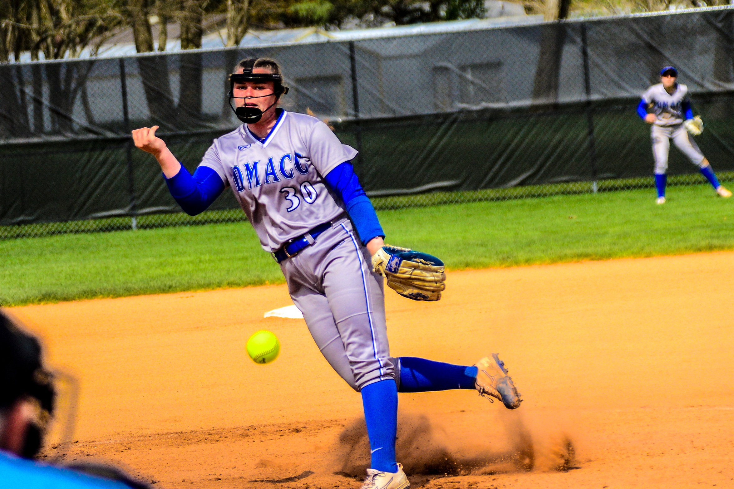 Courtney Donahue, Macy Blomgren throw perfect games as DMACC softball team takes two from Hawkeye