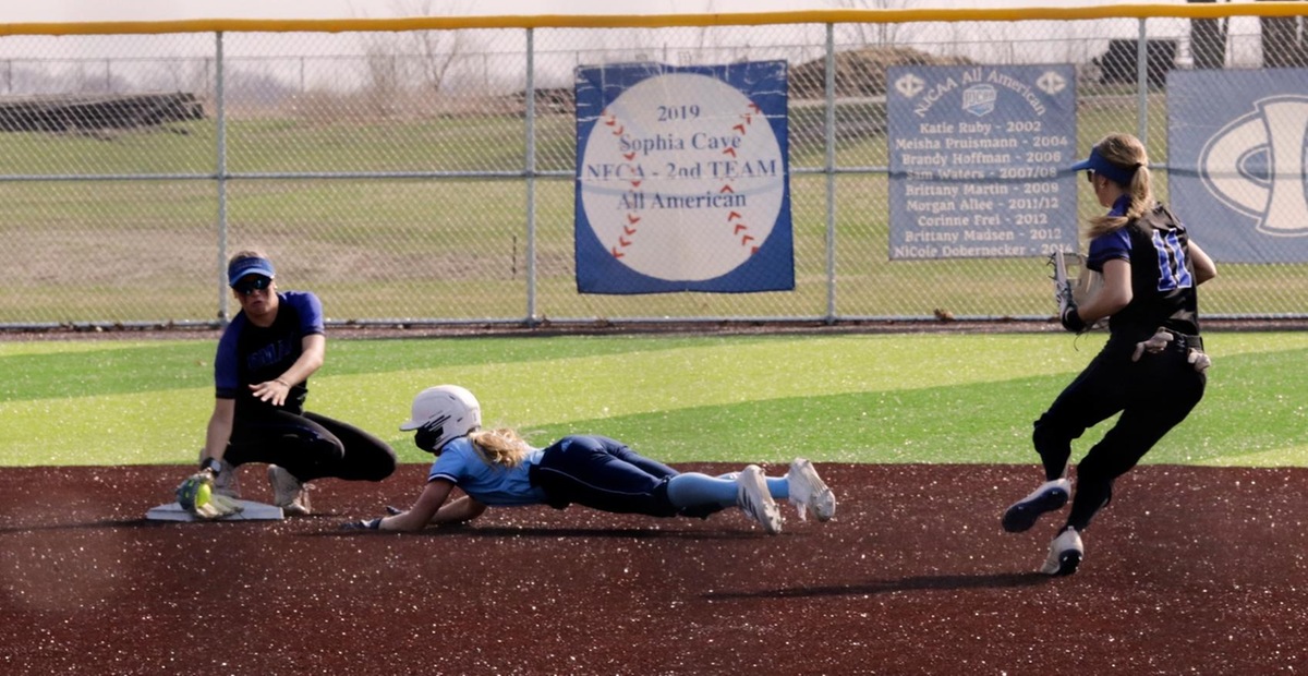 DMACC softball team sweeps Hawkeye CC; splits with ICCC