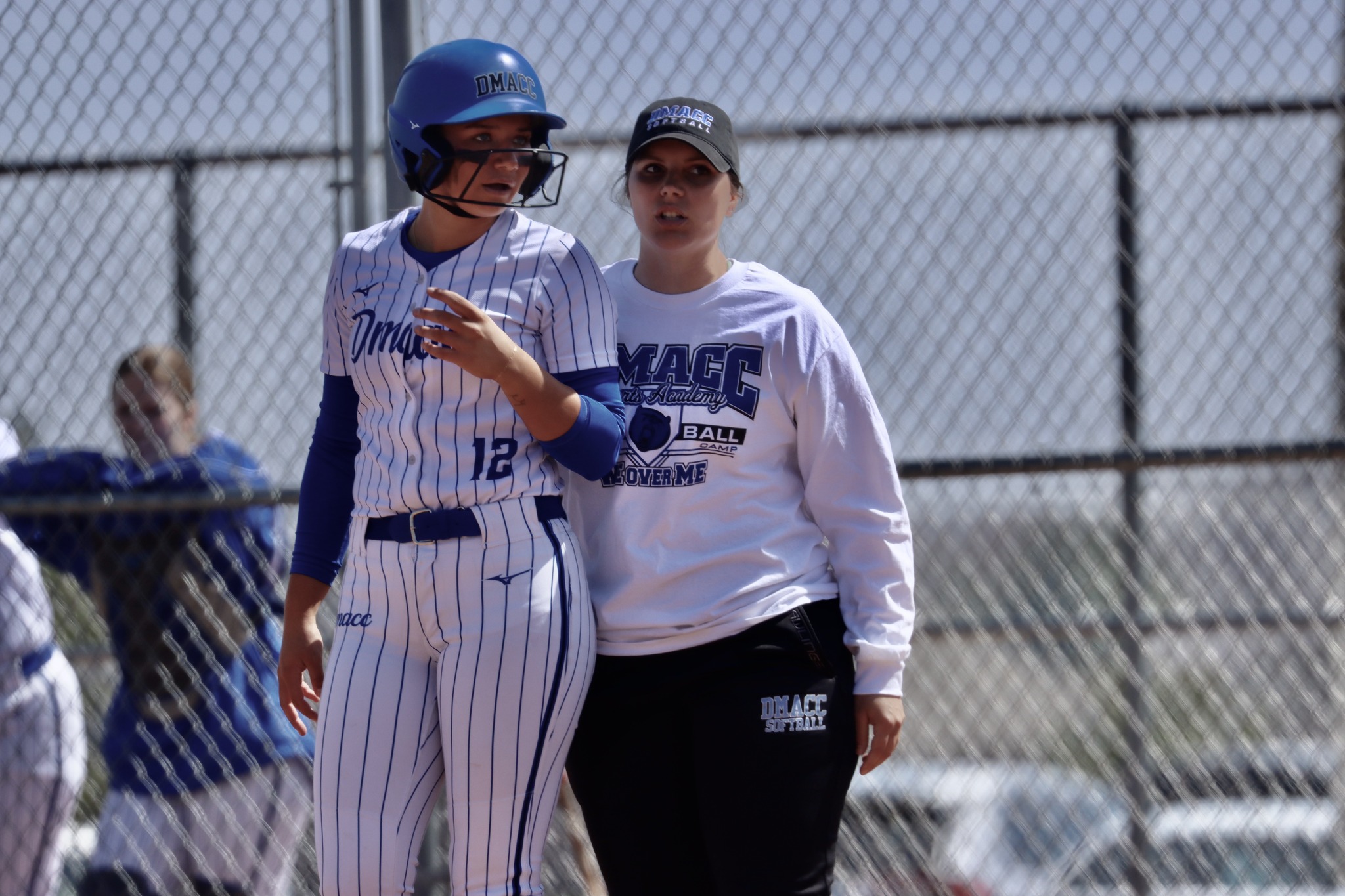 DMACC softball team splits two games in Branson tourney