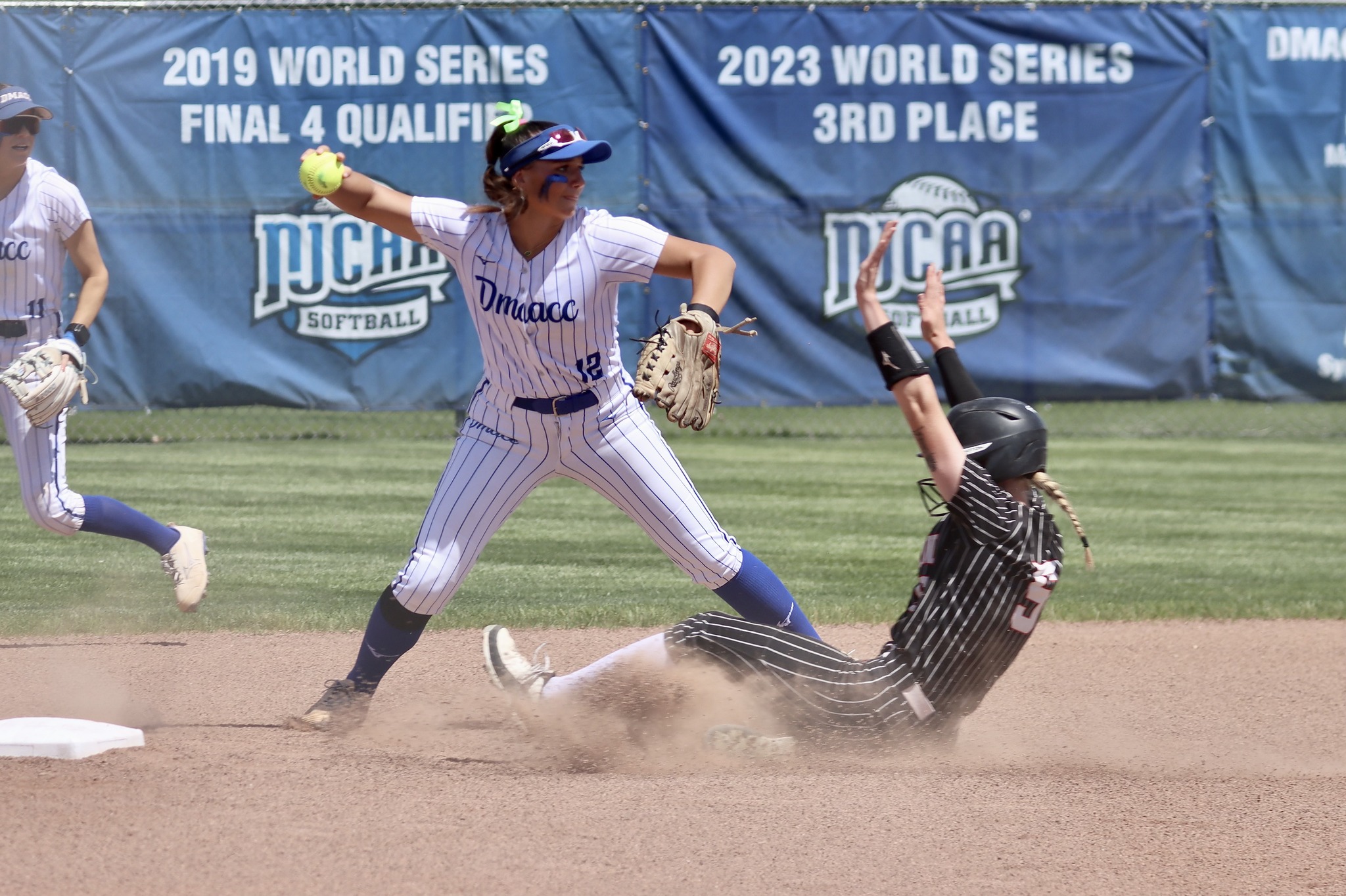 DMACC softball team splits with Kirkwood sweeps Hawkeye