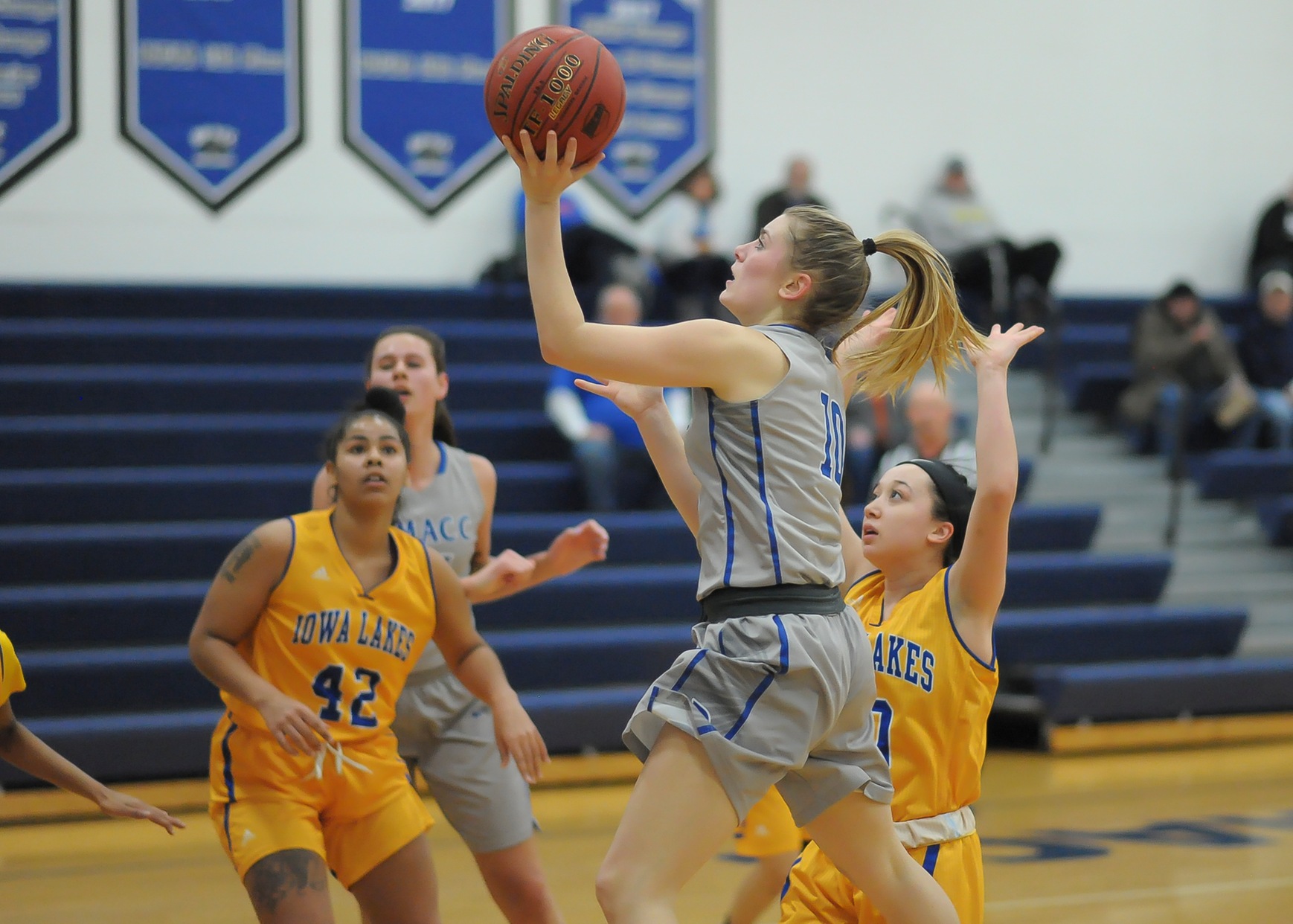 DMACC Women's Basketball Team Tops ILCC Behind Mitchell, Clark
