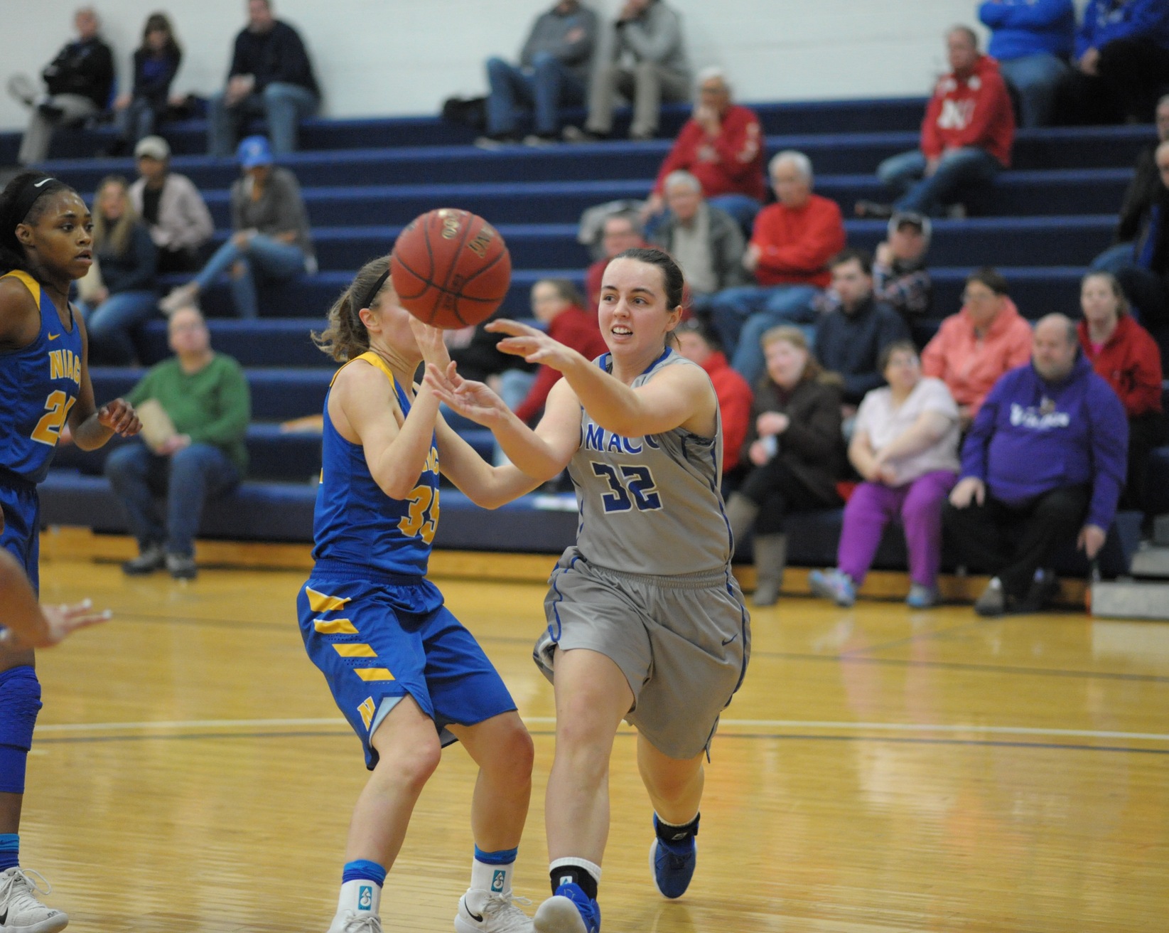 Emma Rouse passing the ball