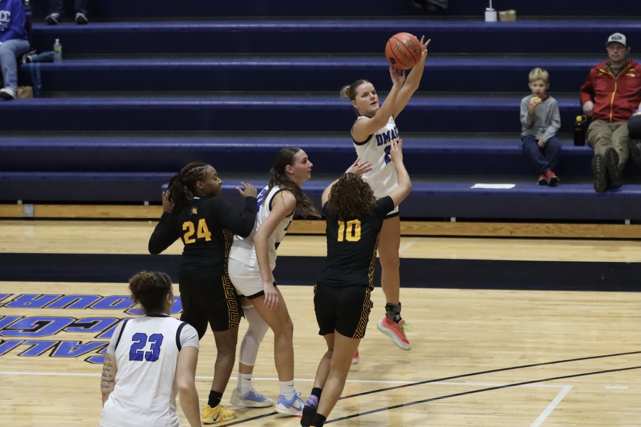 DMACC women's basketball team gets two wins in DMACC Classic