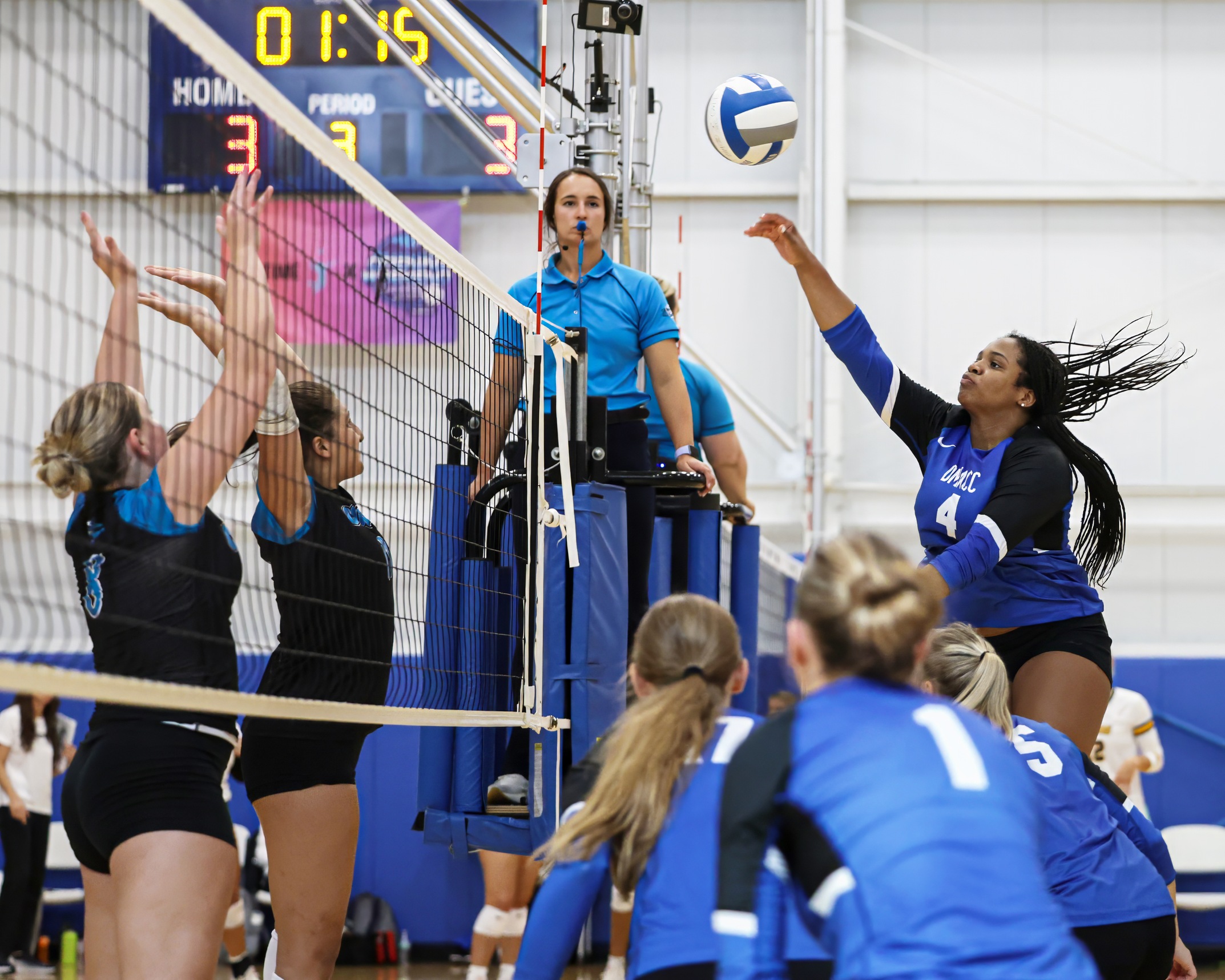 Brenizer, Thomas lead DMACC volleyball team past NIACC, 3-0