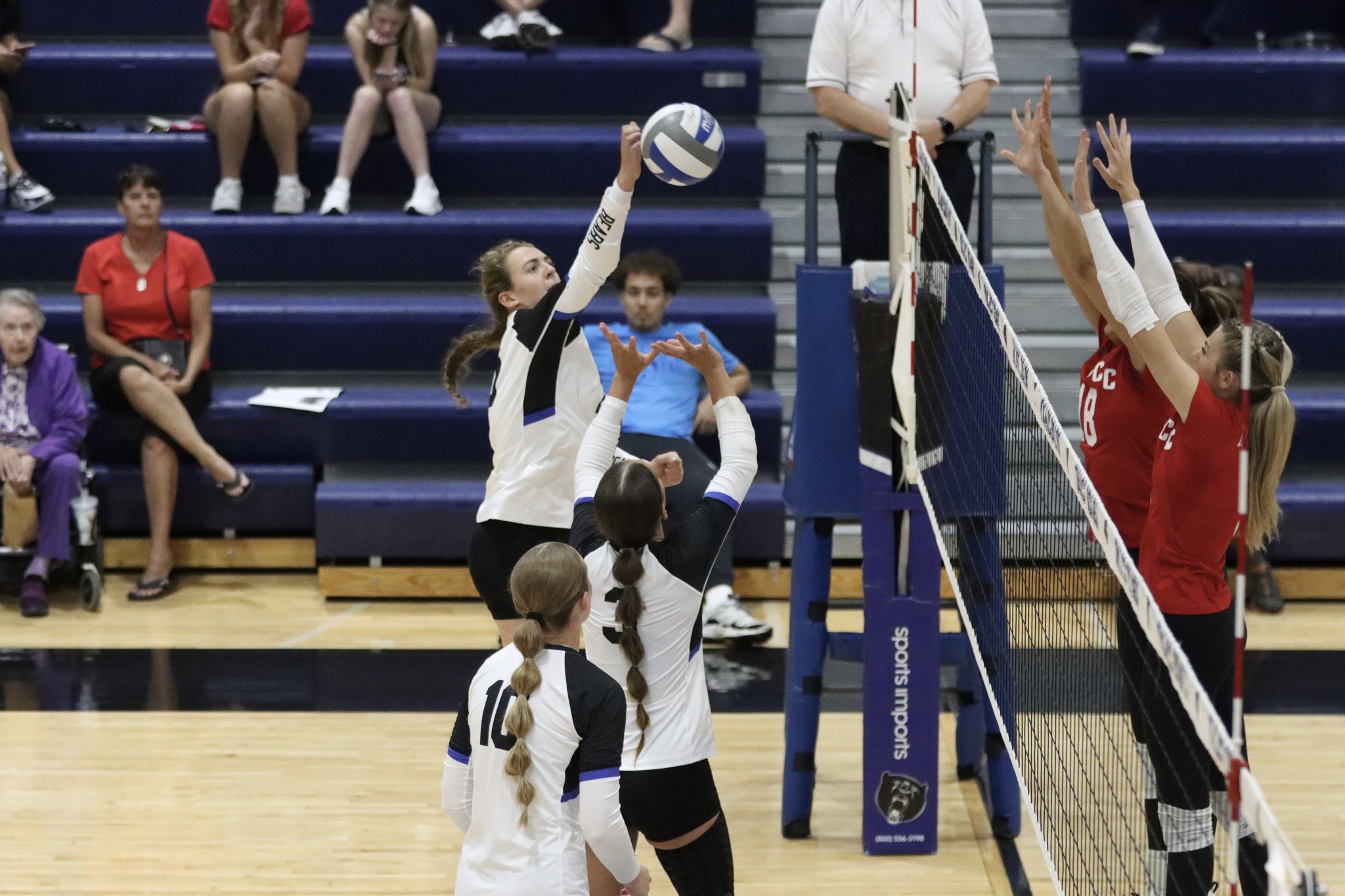 DMACC volleyball team wins four matches in Heartland tourney
